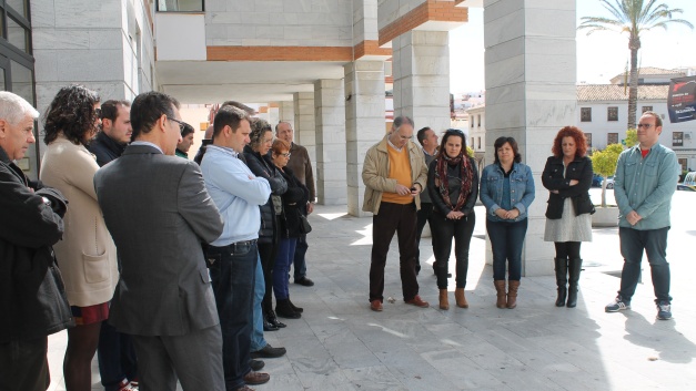 Representantes políticos, trabajadores municipales y vecinos durante el minuto de silencio.